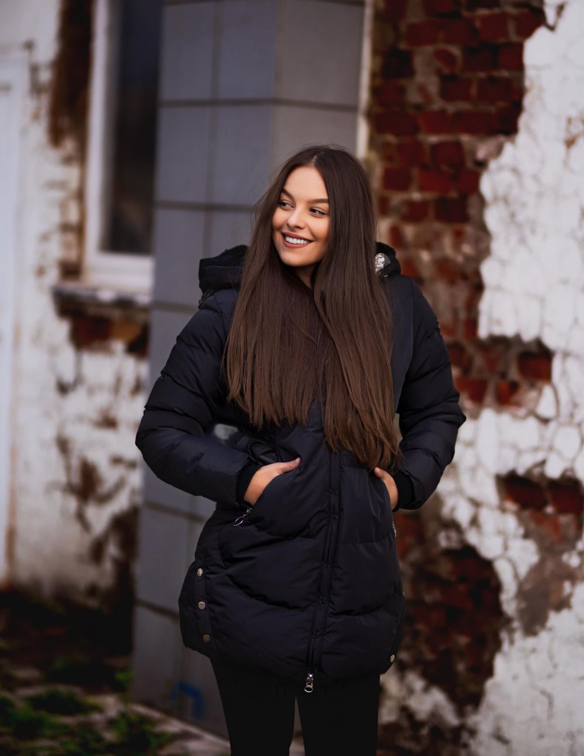 Parka élégante et chaude pour femme avec capuche profonde