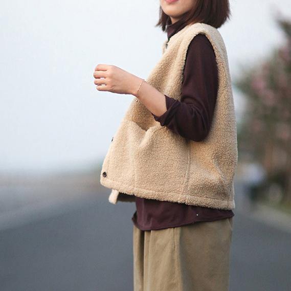 Gilet élégant pour femme dans une teinte chaude avec de grandes poches et fermeture boutonnée