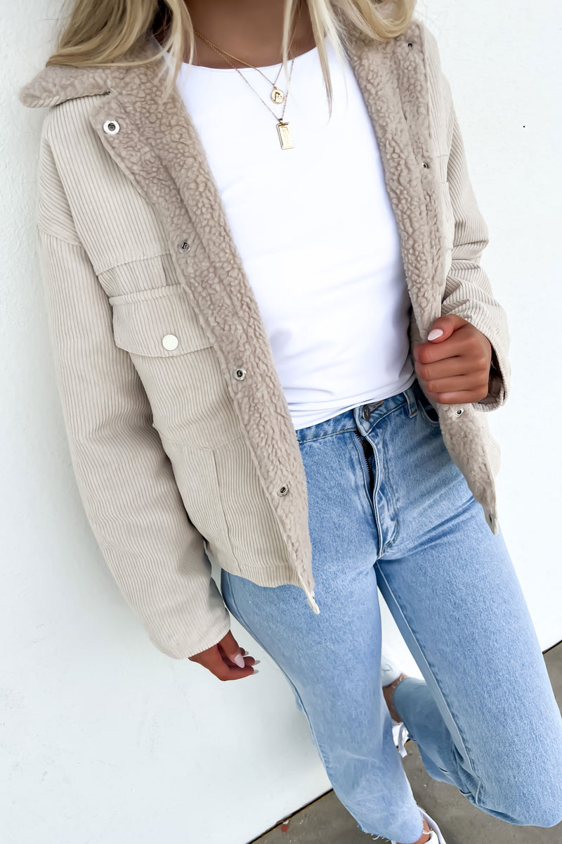 Veste Beige Élégante pour Femme avec Fermeture à Boutons – Parfaite pour Toutes Occasions