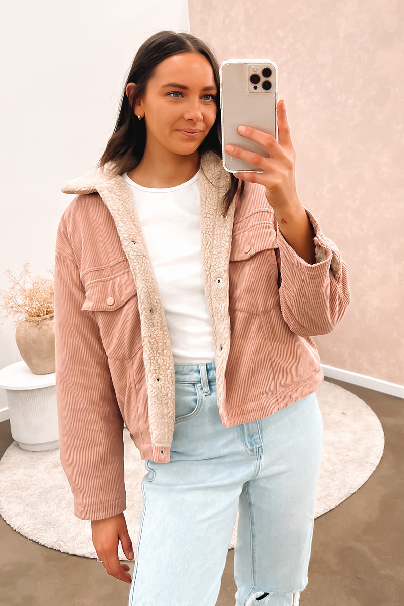 Veste Beige Élégante pour Femme avec Fermeture à Boutons – Parfaite pour Toutes Occasions