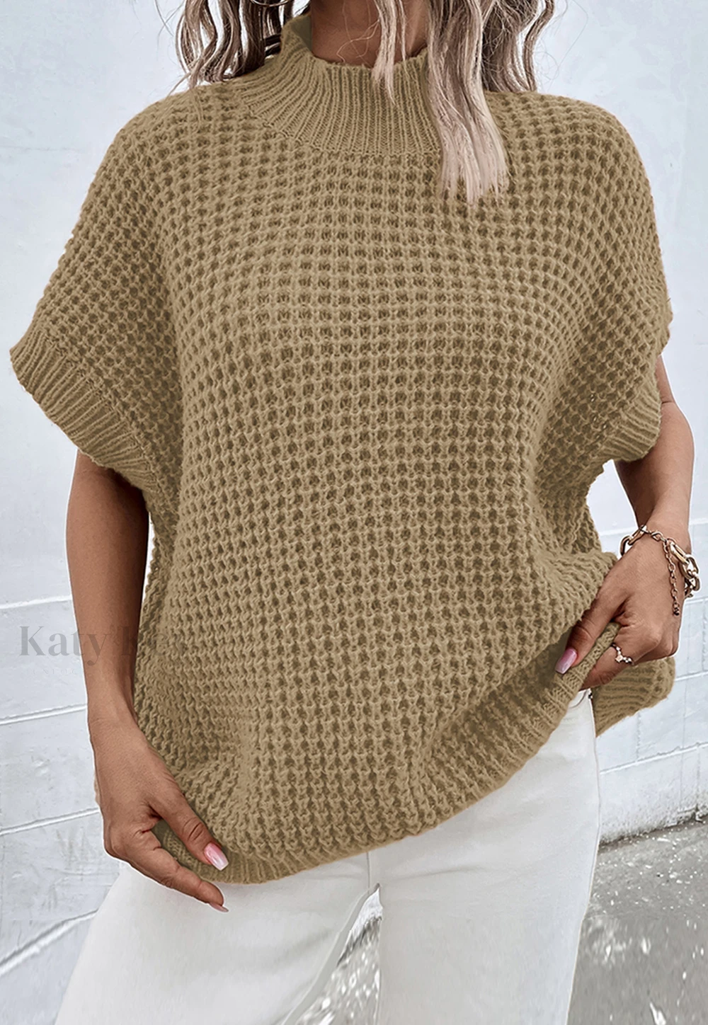 Pull beige douillet à manches larges et col élégant