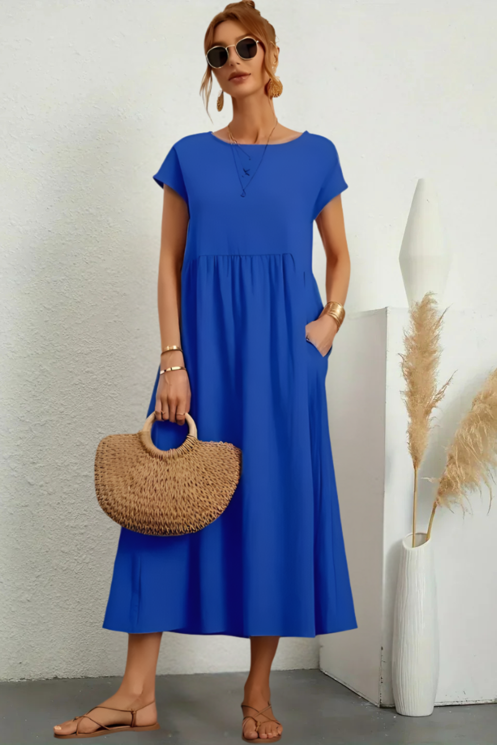 Robe midi élégante avec col rond et style intemporel