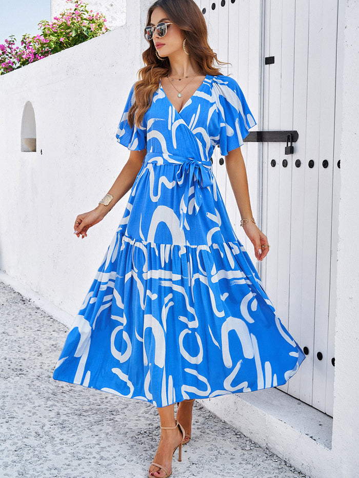 Robe bleue à manches courtes avec volant bohème et décolleté en V profond