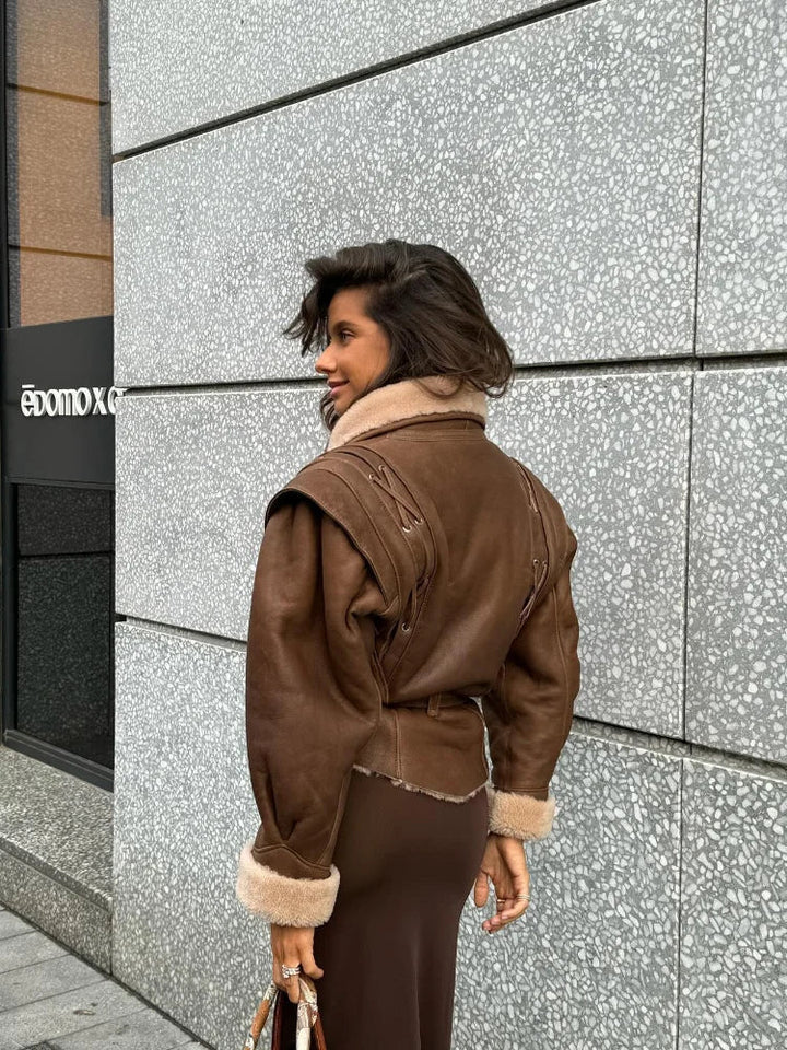 Jacket courte et moderne pour femme au style raffiné