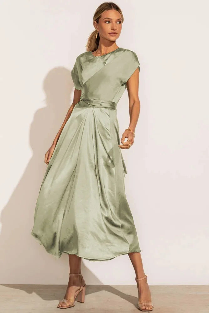 Robe midi de soirée élégante avec ceinture intégrée