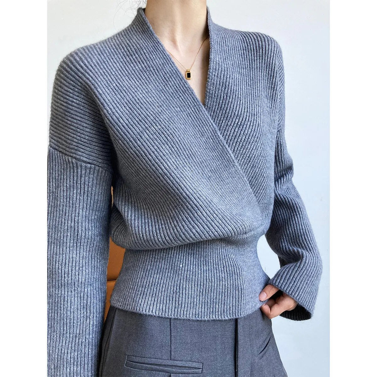 Pull Enveloppant à Col V Croisé pour un Style Élégant et Confortable