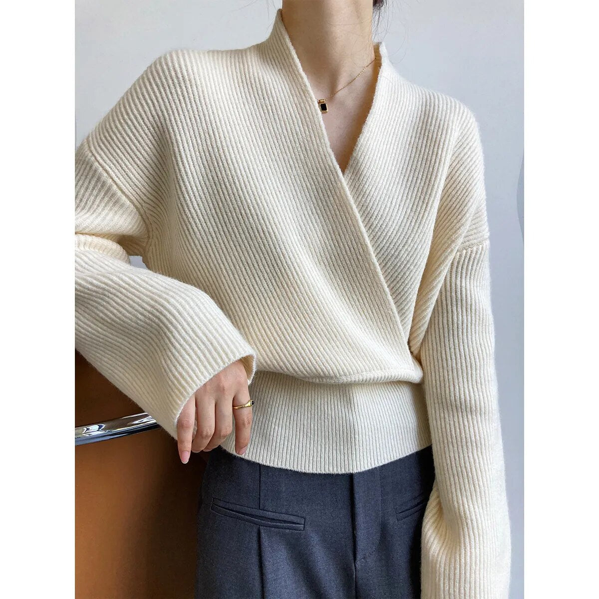 Pull Enveloppant à Col V Croisé pour un Style Élégant et Confortable