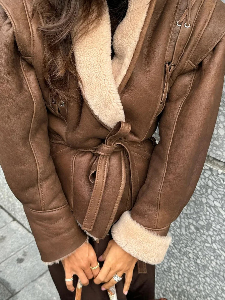 Jacket courte et moderne pour femme au style raffiné