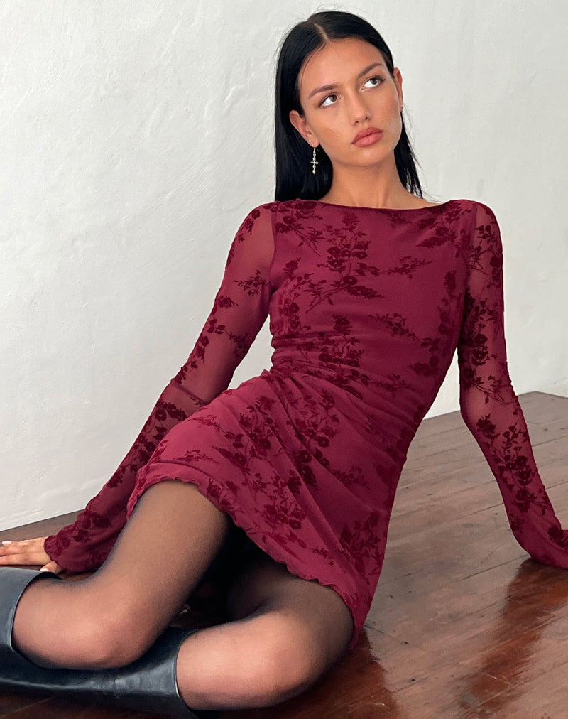 Robe courte fleurie à manches longues pour un style élégant