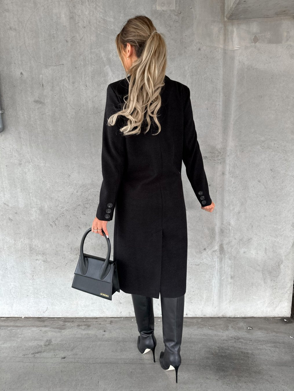 Manteau longue classique pour femme avec boutons et col à revers