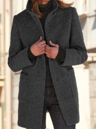 Un manteau moderne au design laconique : La solution idéale pour des looks stylés