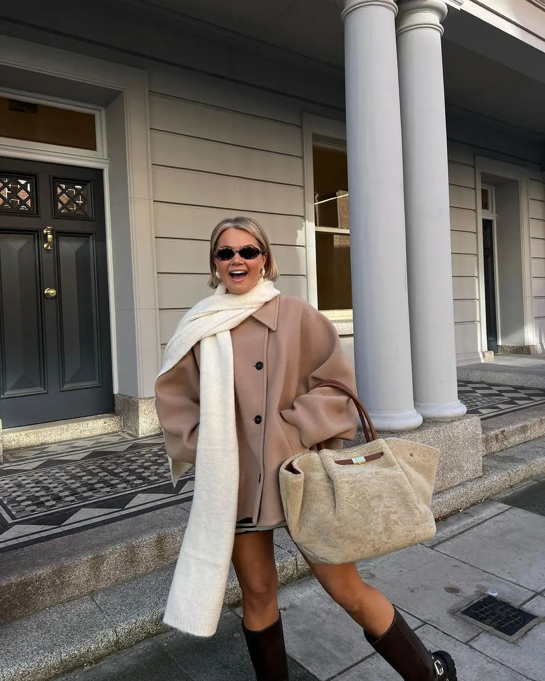 Manteau court ample et chic pour femme avec boutons et col à revers