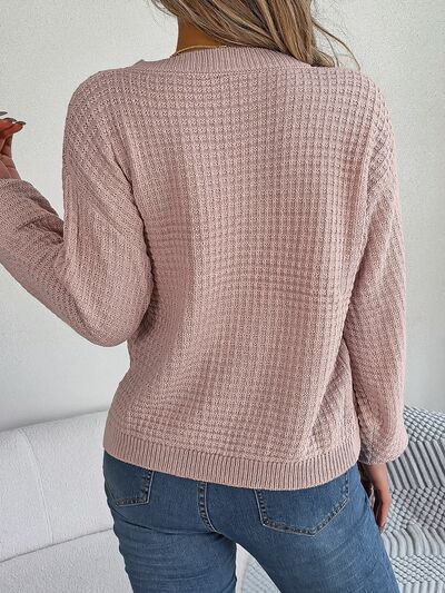 Pull élégant avec des motifs tissés et de délicats détails de perles