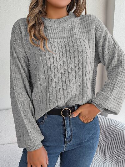 Pull élégant avec des motifs tissés et de délicats détails de perles