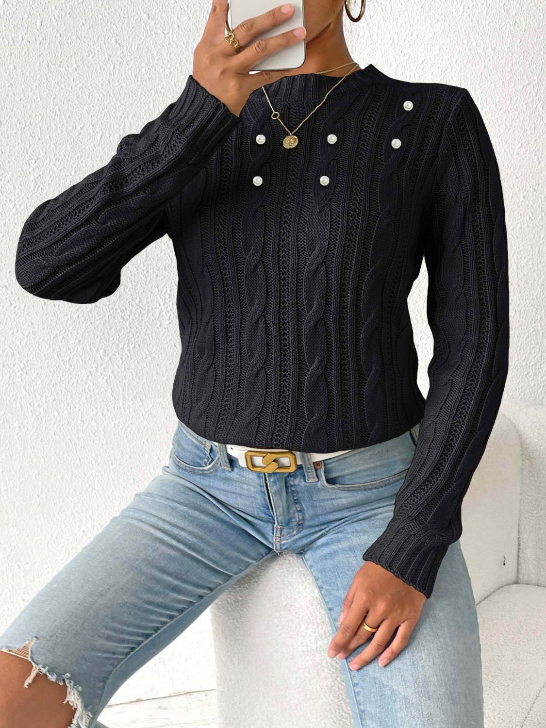 Pull élégant avec des motifs tissés et de délicats détails de perles