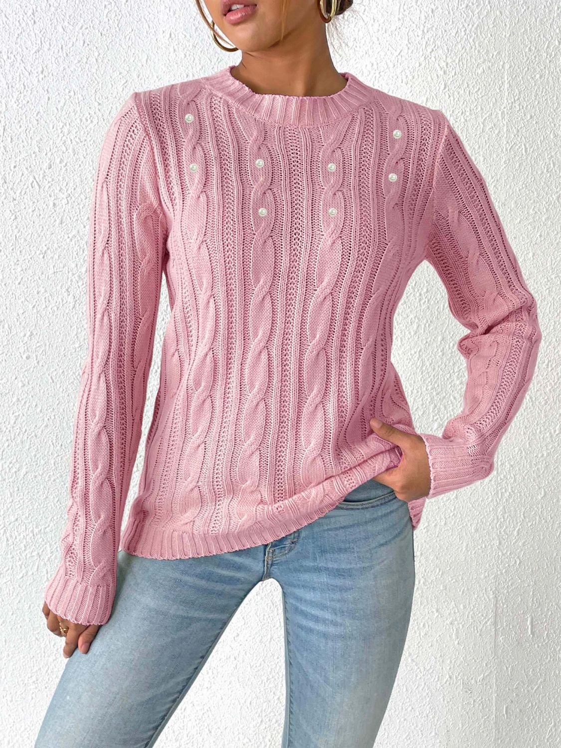 Pull élégant avec des motifs tissés et de délicats détails de perles