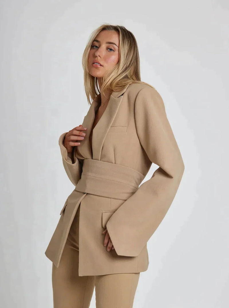 Blazer élégant pour femme avec ceinture et revers