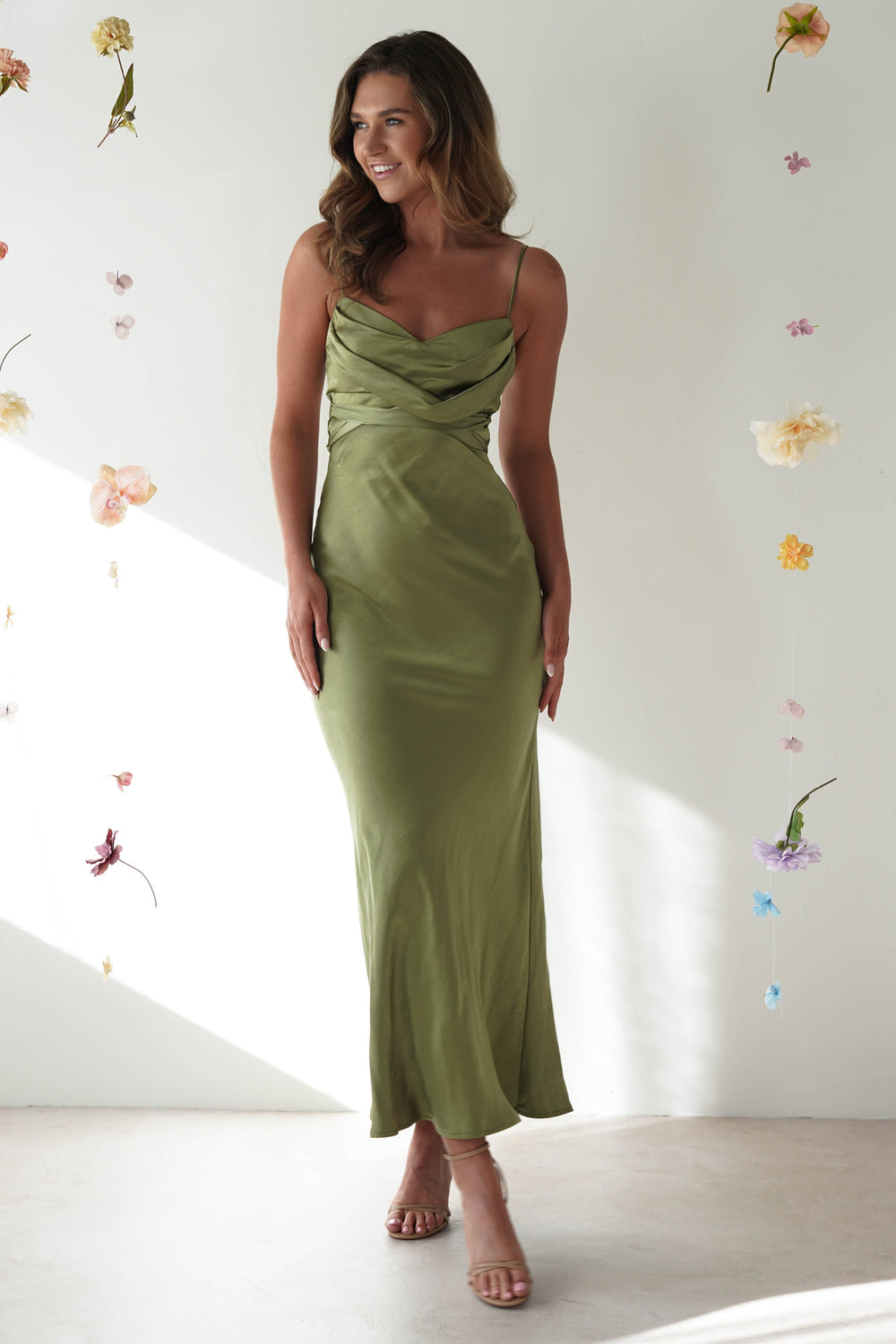 Robe midi de soirée élégante avec bretelles fines et conception corset tendance