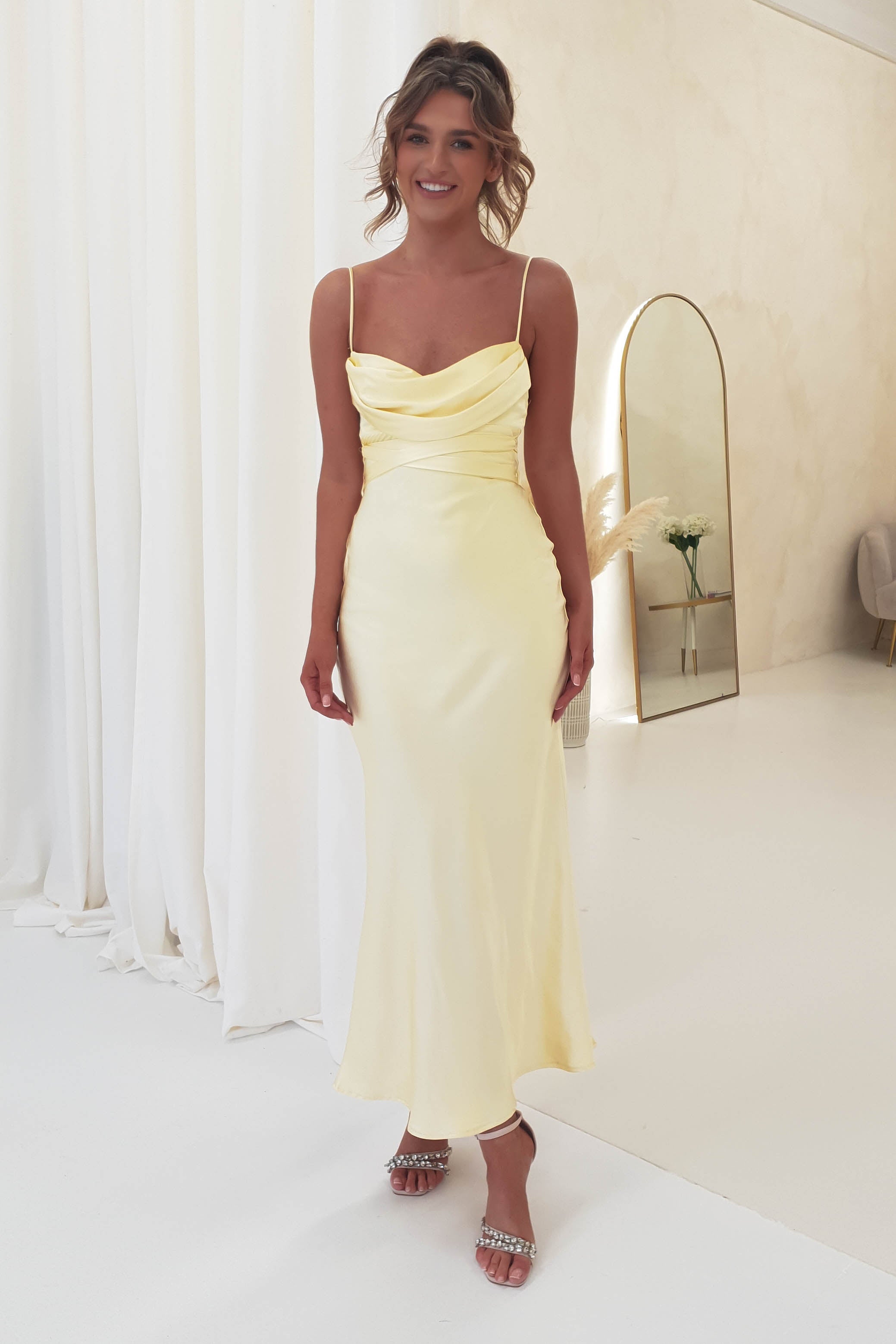 Robe midi de soirée élégante avec bretelles fines et conception corset tendance
