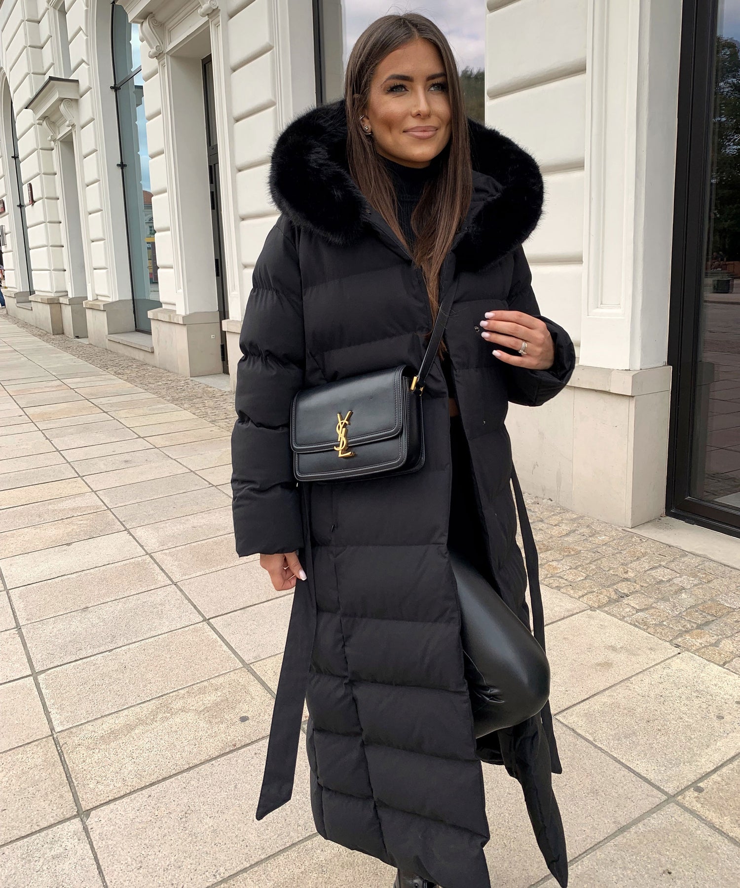 Manteau longue décontracté pour femme avec capuche profonde et élégante, parfait pour toutes occasions