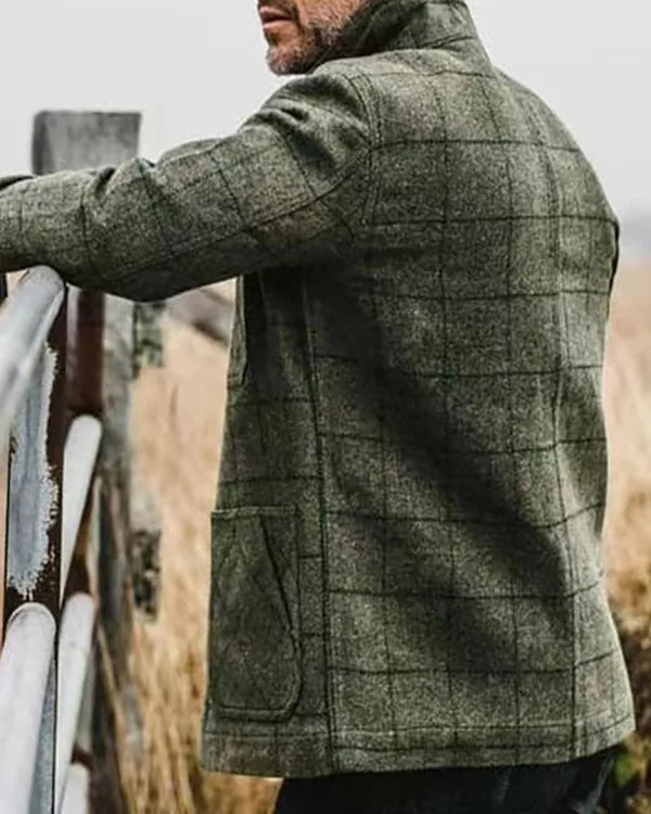 Une veste pour homme moderne avec un design à carreaux inhabituel et des manches expressives pour un look affirmé.