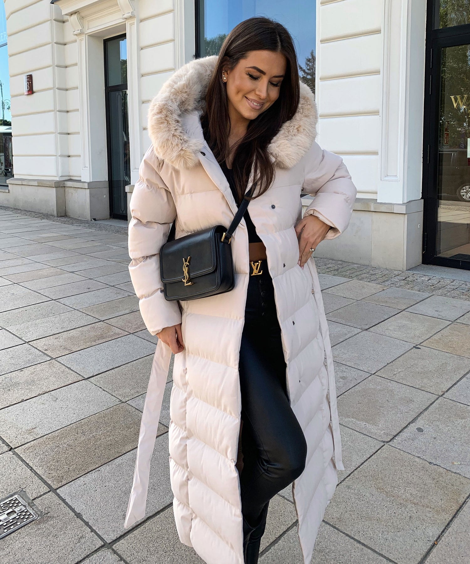 Manteau longue décontracté pour femme avec capuche profonde et élégante, parfait pour toutes occasions