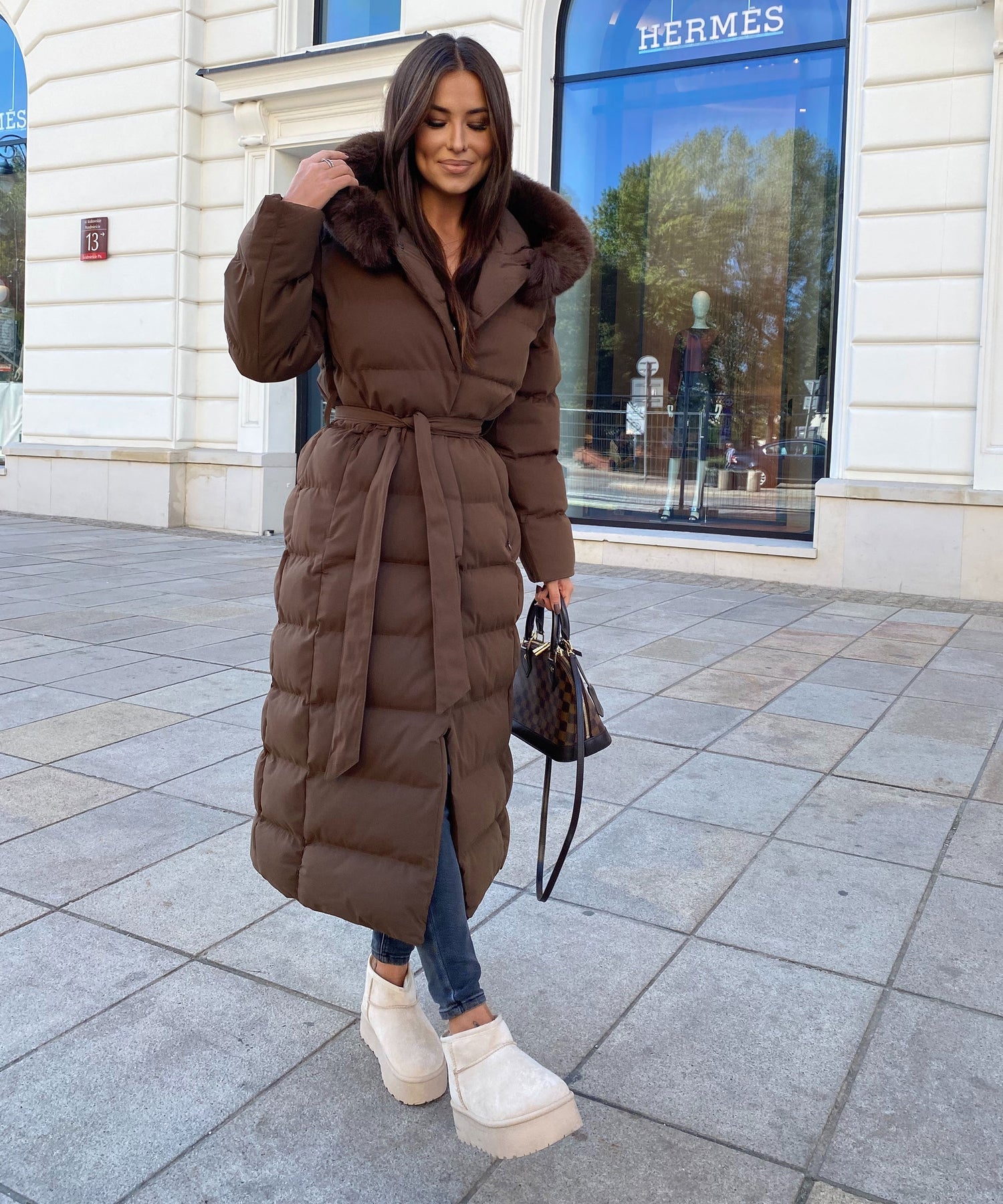 Manteau longue décontracté pour femme avec capuche profonde et élégante, parfait pour toutes occasions