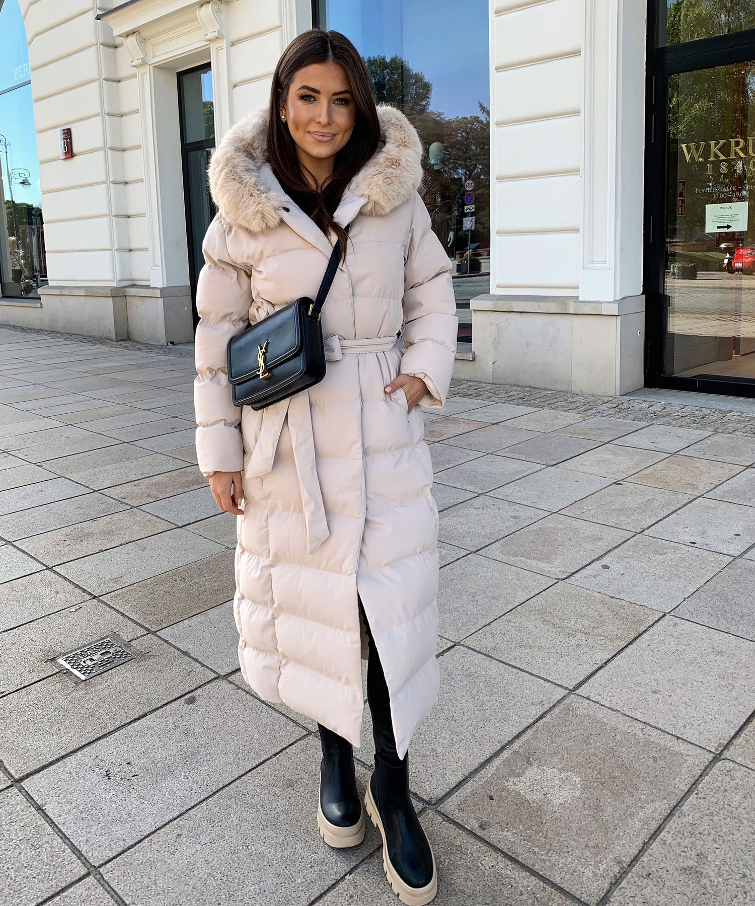 Manteau longue décontracté pour femme avec capuche profonde et élégante, parfait pour toutes occasions