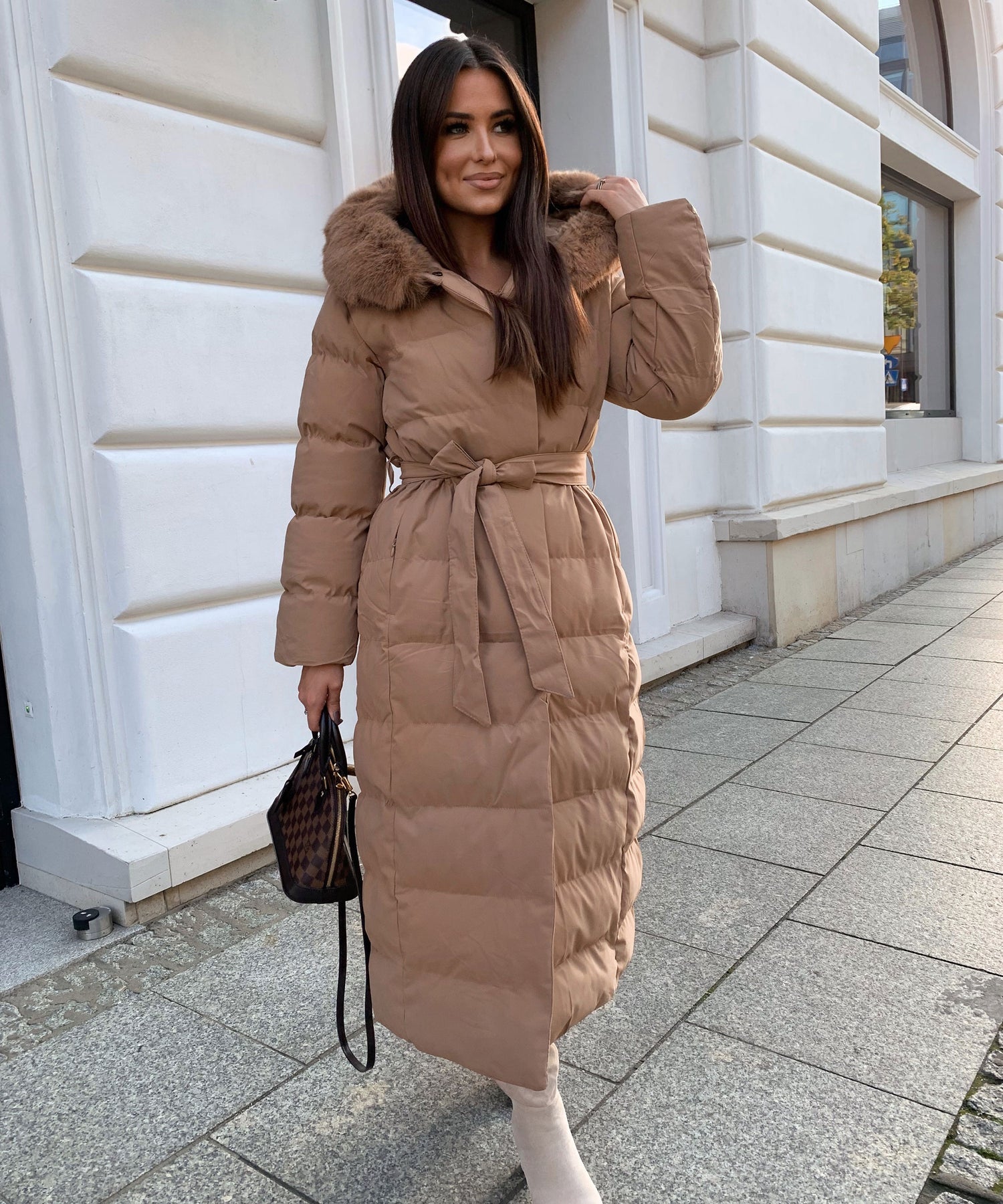 Manteau longue décontracté pour femme avec capuche profonde et élégante, parfait pour toutes occasions