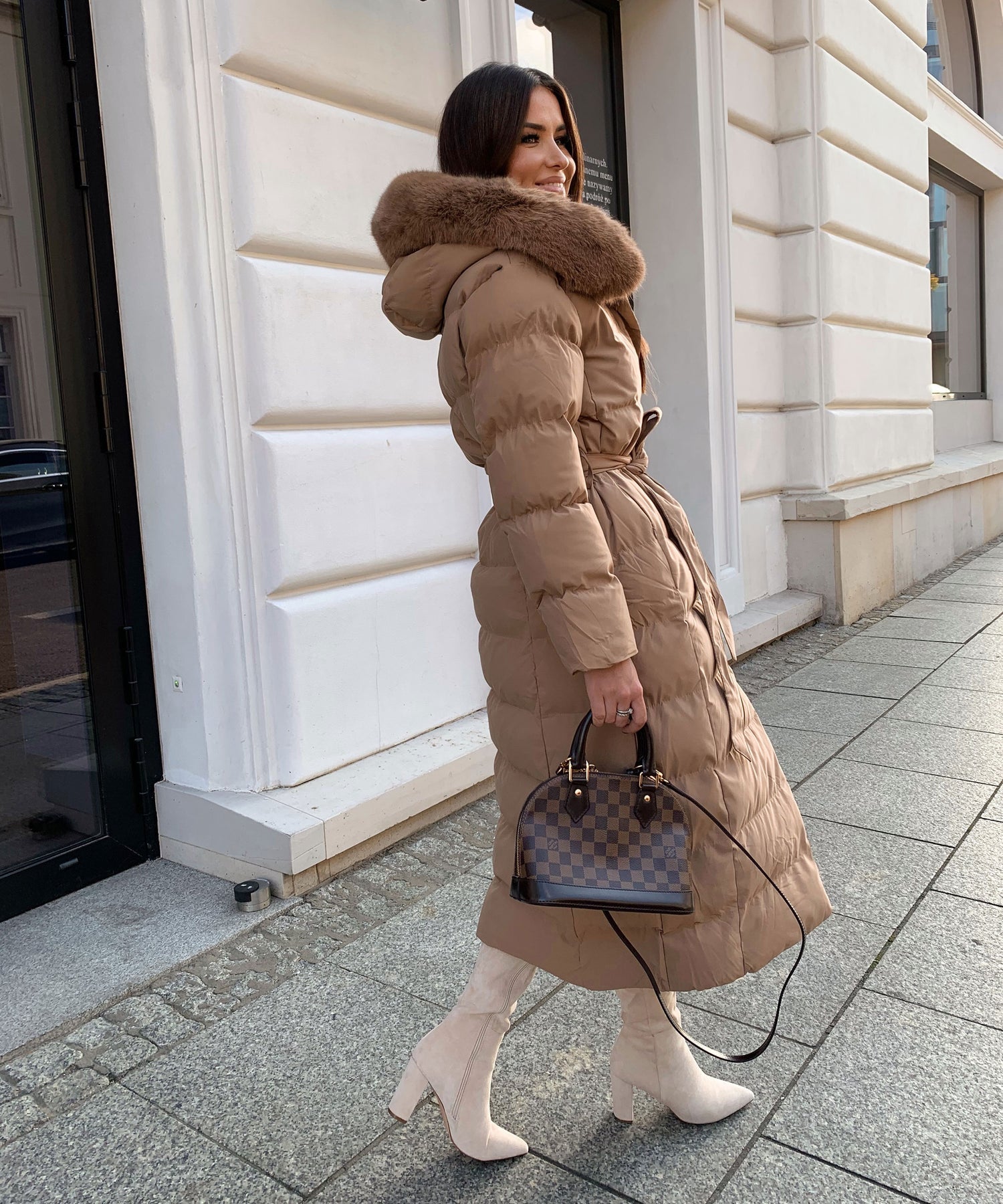 Manteau longue décontracté pour femme avec capuche profonde et élégante, parfait pour toutes occasions
