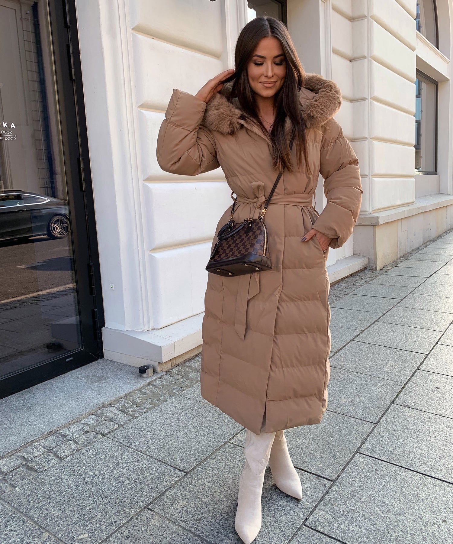 Manteau longue décontracté pour femme avec capuche profonde et élégante, parfait pour toutes occasions