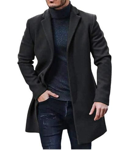 Un élégant manteau bleu foncé pour homme au style sophistiqué