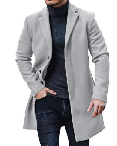 Un élégant manteau bleu foncé pour homme au style sophistiqué