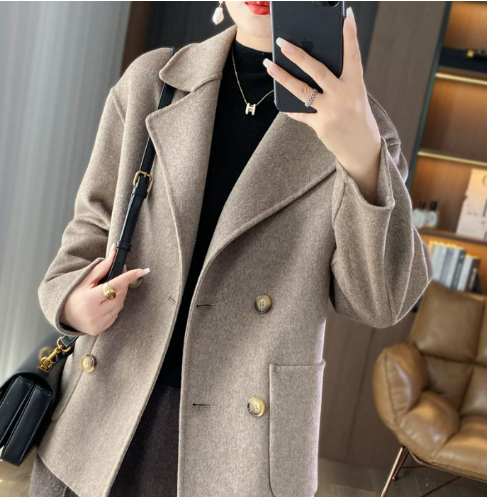 Manteau Camel avec Col Peter Pan et Poches pour un Style Automnal