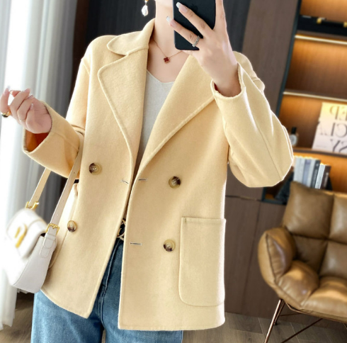 Manteau Camel avec Col Peter Pan et Poches pour un Style Automnal
