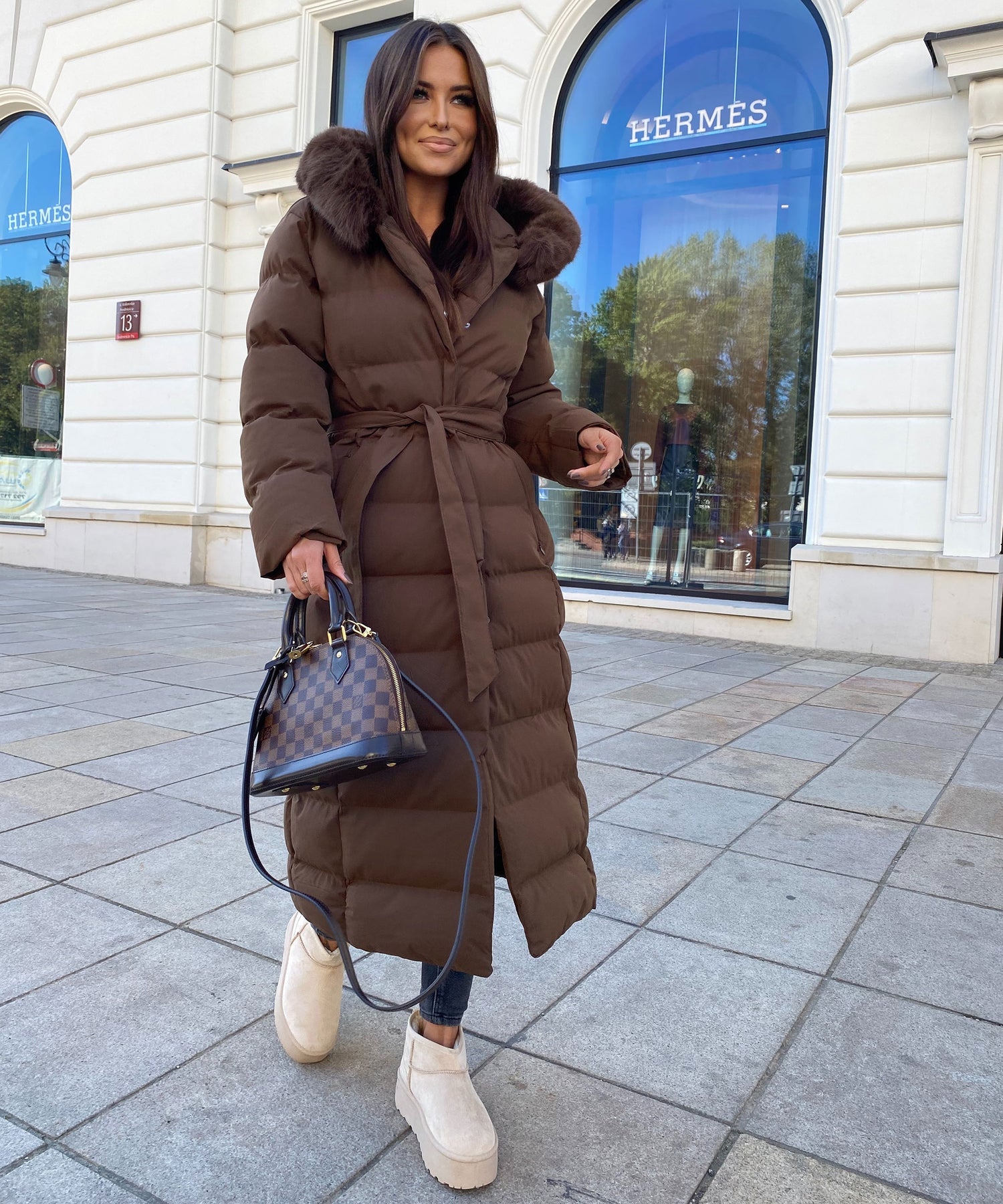 Manteau longue décontracté pour femme avec capuche profonde et élégante, parfait pour toutes occasions