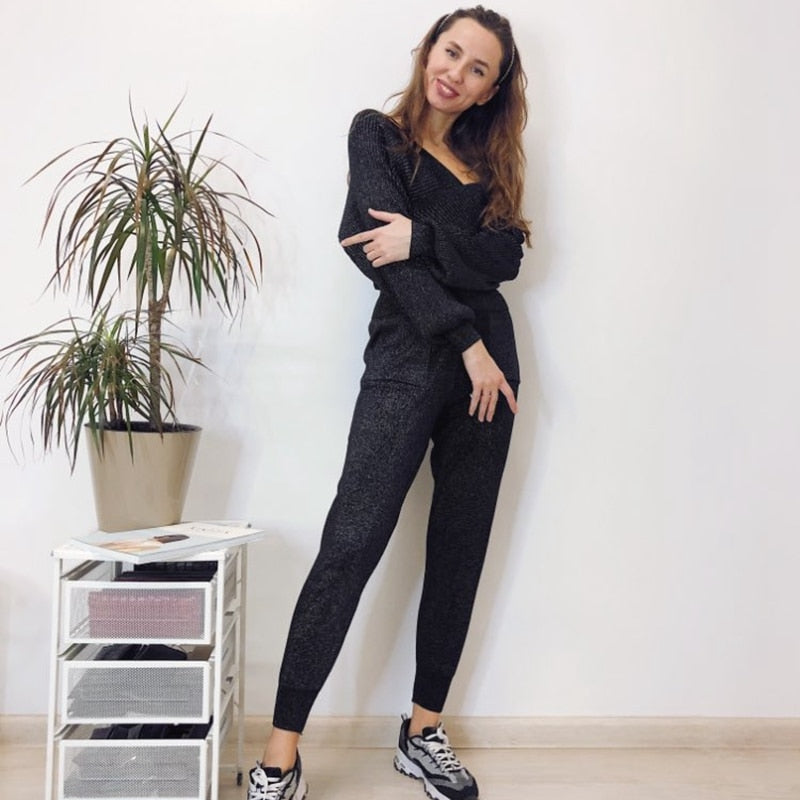 Tailleur féminin chic avec pantalon à revers et pull col en V profond