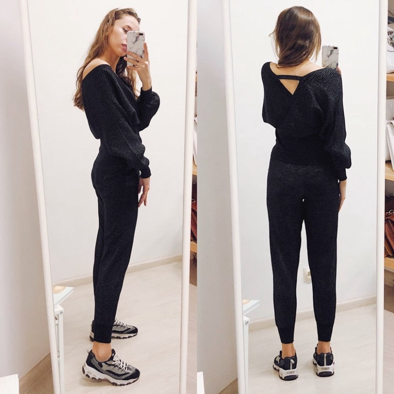 Tailleur féminin chic avec pantalon à revers et pull col en V profond