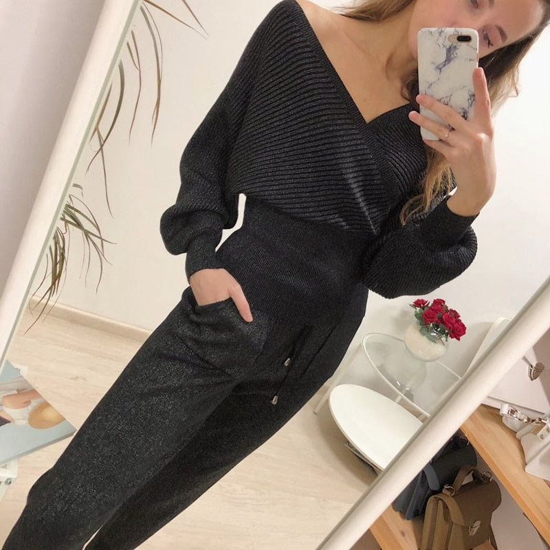 Tailleur féminin chic avec pantalon à revers et pull col en V profond