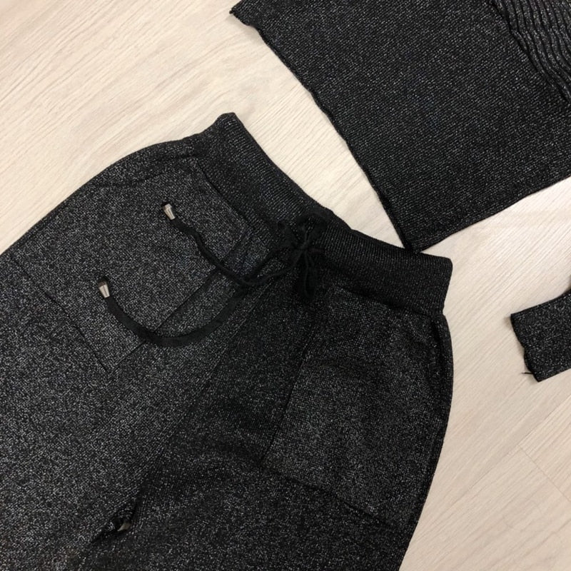 Tailleur féminin chic avec pantalon à revers et pull col en V profond