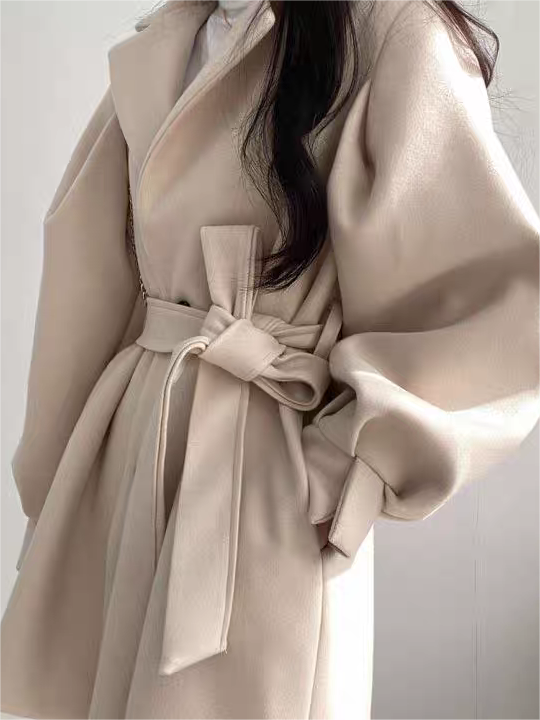 Manteau femme avec col à revers, manches bouffantes et ceinture élégante