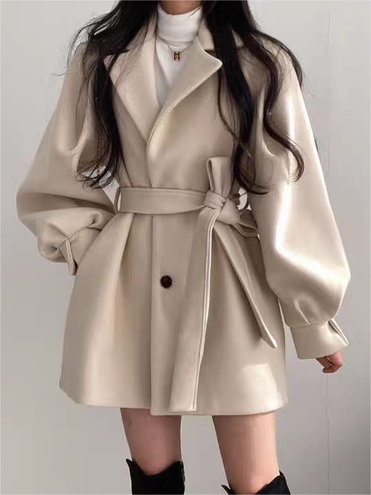 Manteau femme avec col à revers, manches bouffantes et ceinture élégante